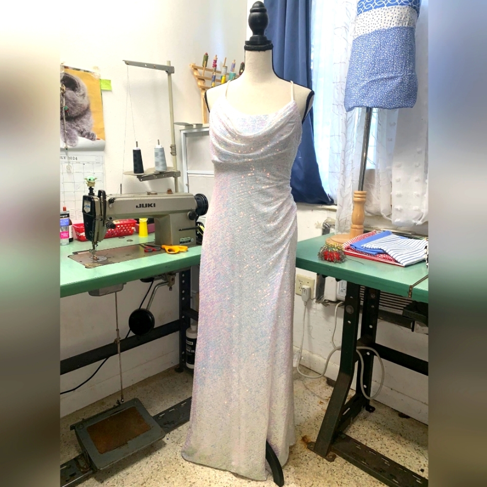 Dress for women, white, of siquens, size 10
